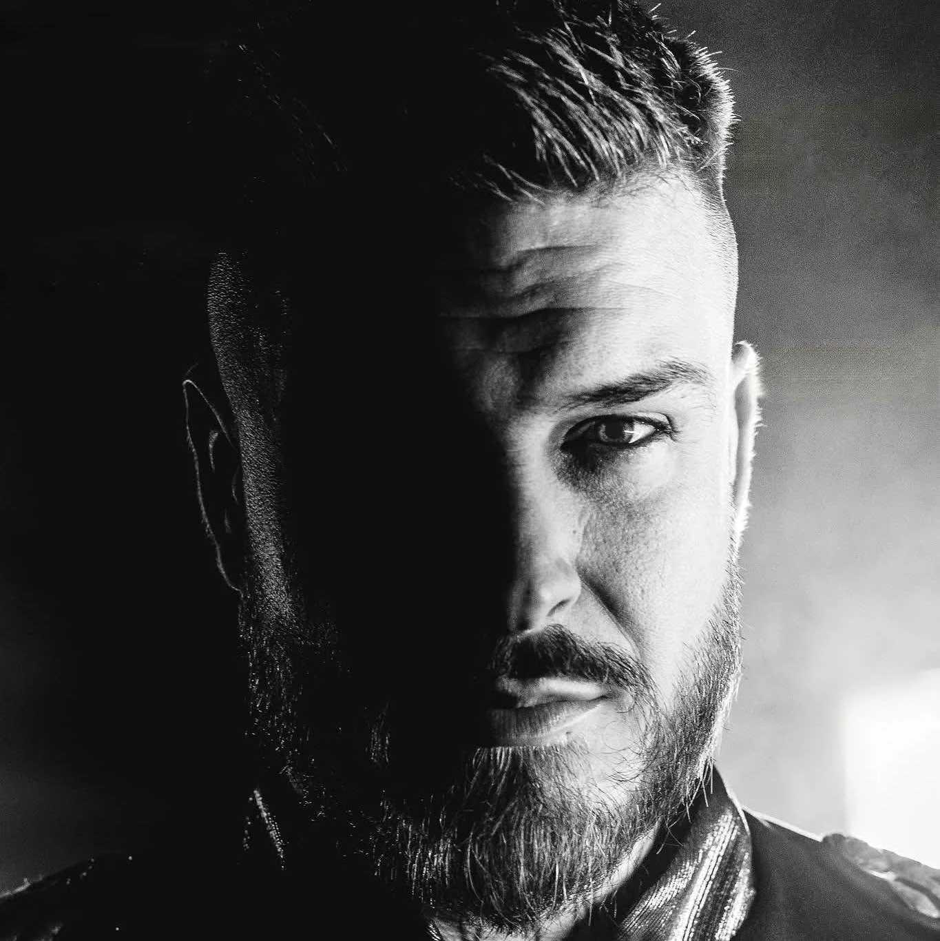 Černobílý portrét Kuby Ryby